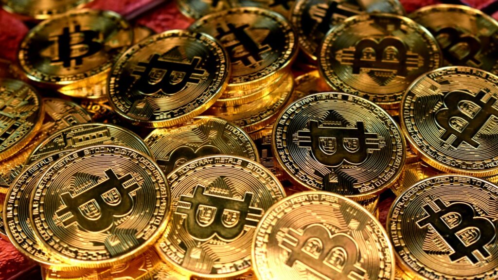 Bitcoin-1-1024x576 Bitcoin inicia semana cayendo mientras crece incertidumbre por aranceles de Trump