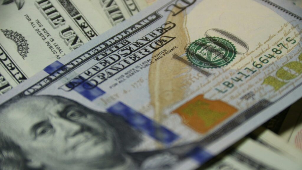 Dolar-1-1024x576 Dólar en Colombia se dispara en cierre de semana, mientras el euro cae en el mundo