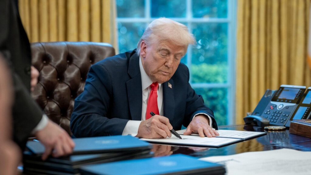 Donald-Trump-1024x576 Tras subir aranceles a 145 % a China, Trump dice que acordarán "algo muy beneficioso para ambos países"