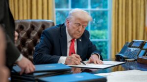 El presidente de Estados Unidos Donald Trump firmando la orden de aranceles