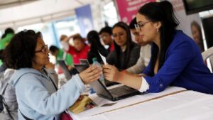 Un funcionario del Banco Agrario entrega subsidios de Prosperidad Social