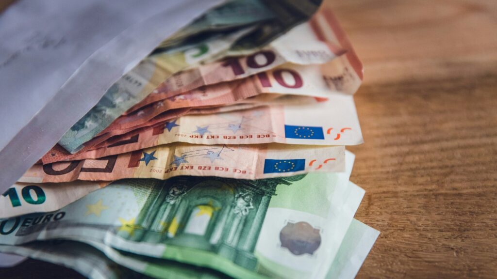 Euro-1024x576 Dólar en Colombia se dispara en cierre de semana, mientras el euro cae en el mundo