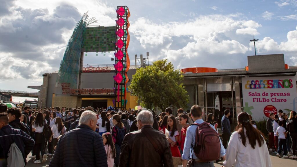 Asistentes caminando por Corferias en la Feria del Libro de Bogotá