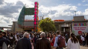 Asistentes caminando por Corferias en la Feria del Libro de Bogotá