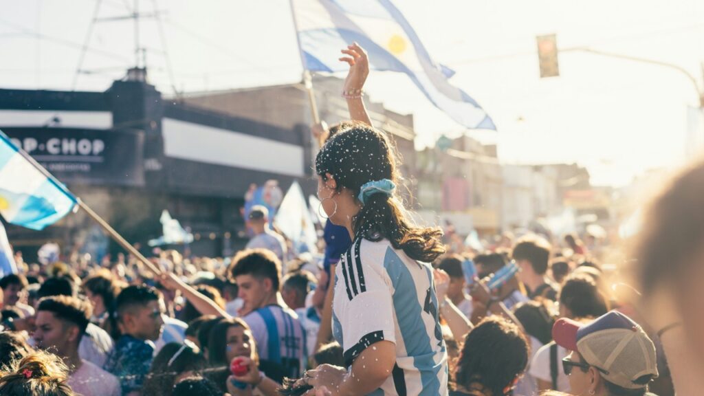Hinchas-Seleccion-Argentina-1024x576 Fifa castigaría a Argentina en partido vs Selección Colombia por grave falta