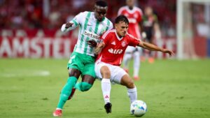 Jugador de Atlético Nacional disputando el balón contra uno del Inter