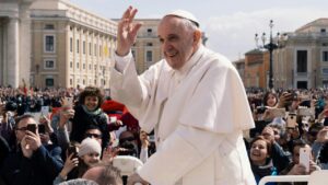 Papa Francisco saludando a los feligreses en el Vaticano