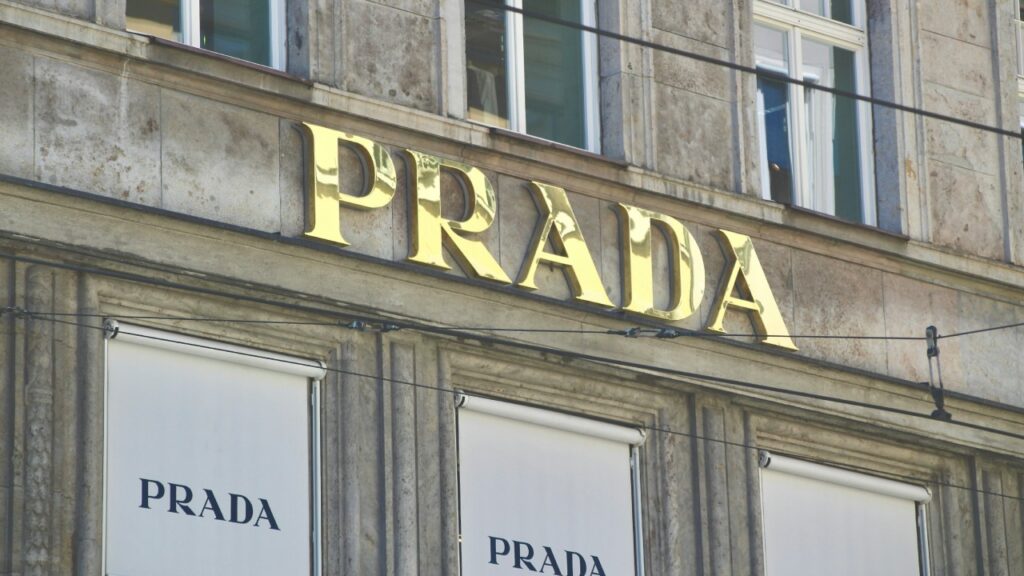 Fachada de una tienda de Prada