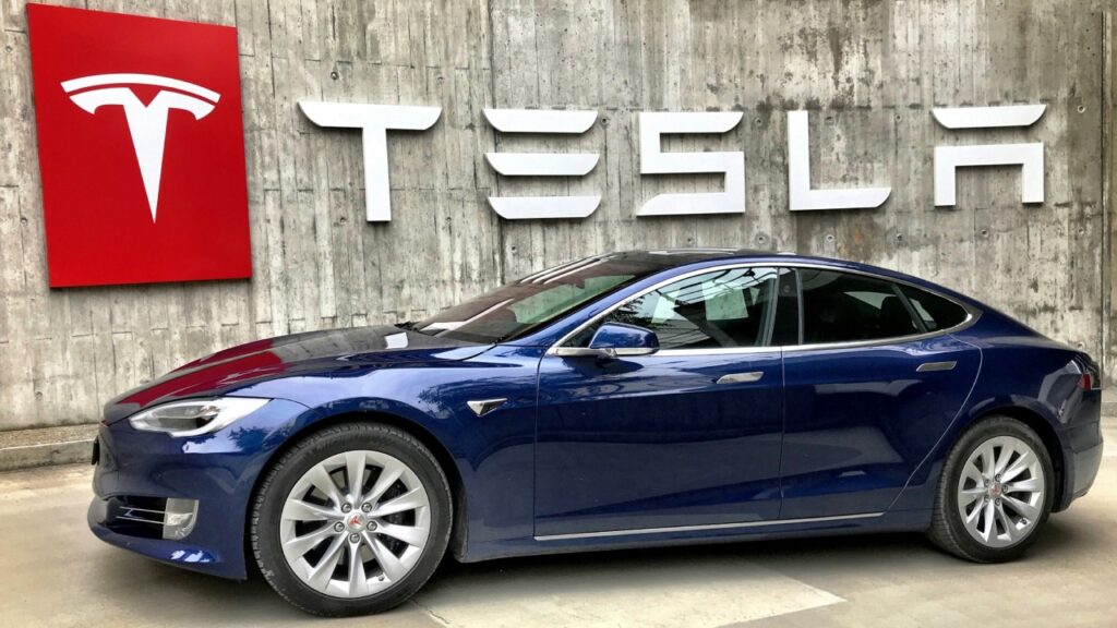 Automóvil de Tesla enfrente de una tienda de Tesla en Estados Unidos.