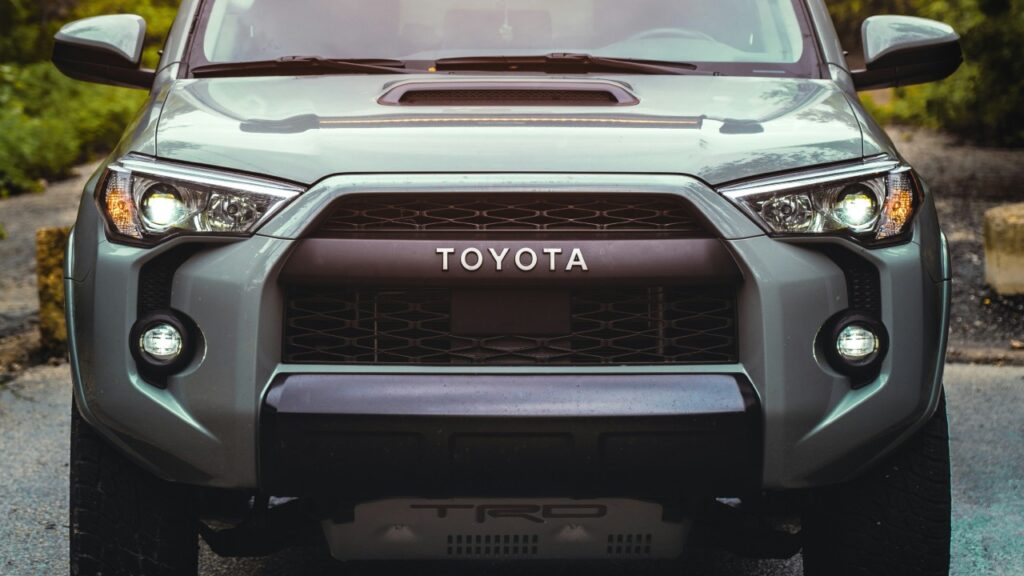 Frente de una camioneta Toyota