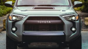 Frente de una camioneta Toyota