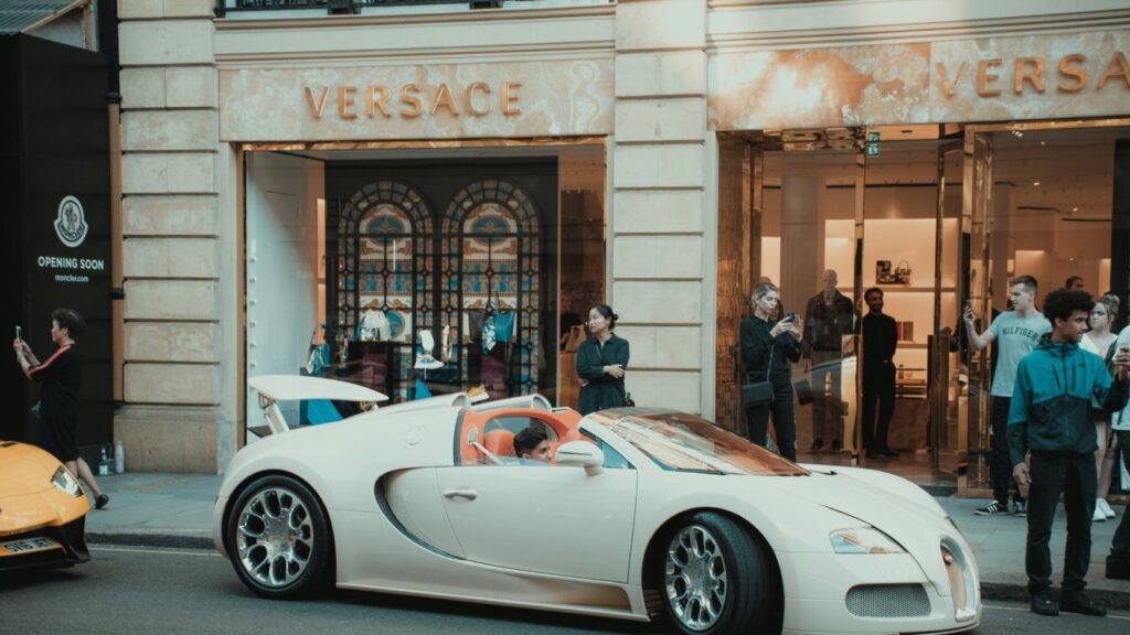 Versace-1024x576 Prada comprará totalmente a Versace: ¿de cuánto fue el negocio?
