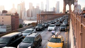 Autos en el puente de Brooklyn en Nueva York, Estados Unidos