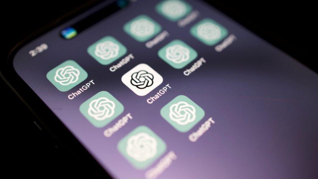Un celular en primer primerísimo plano con la app de ChatGPT