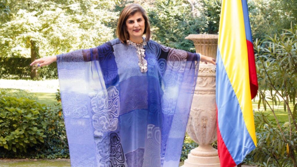 Laura Gil con la bandera de Colombia