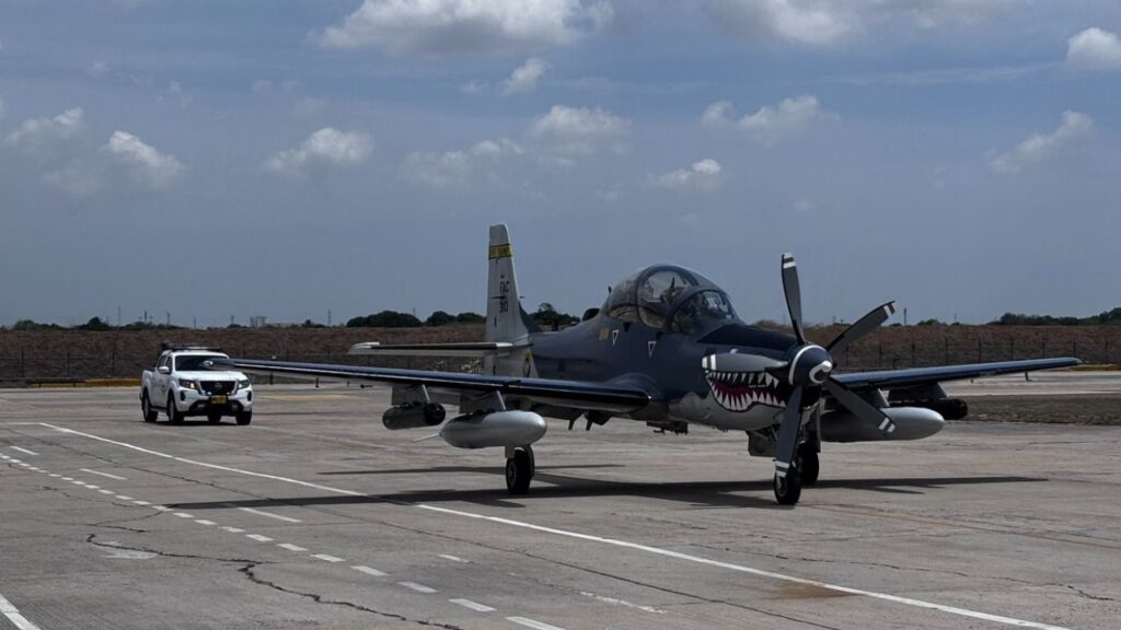 Una avioneta de la FAC se prepara para realizar un ejercicio.