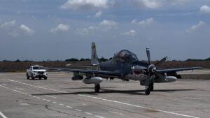 Una avioneta de la FAC se prepara para realizar un ejercicio.