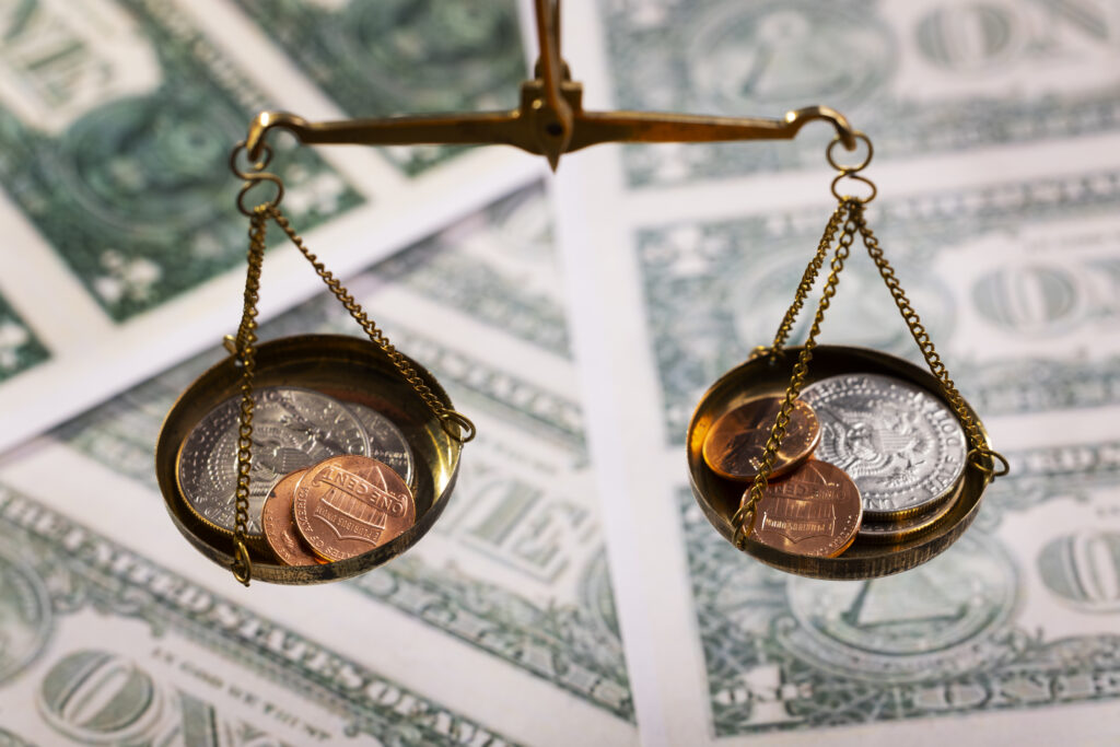 bodegon-de-monedas-de-un-dolar-en-escala-1024x683 Finanzas colombianas en alerta: déficit fiscal sube al 7,1 % del PIB