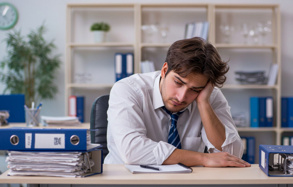 Trabajador triste porque no tendrá días festivos