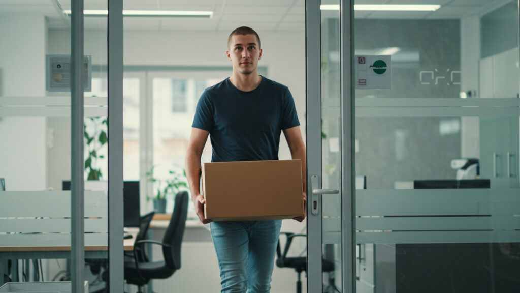 Una persona renunciando