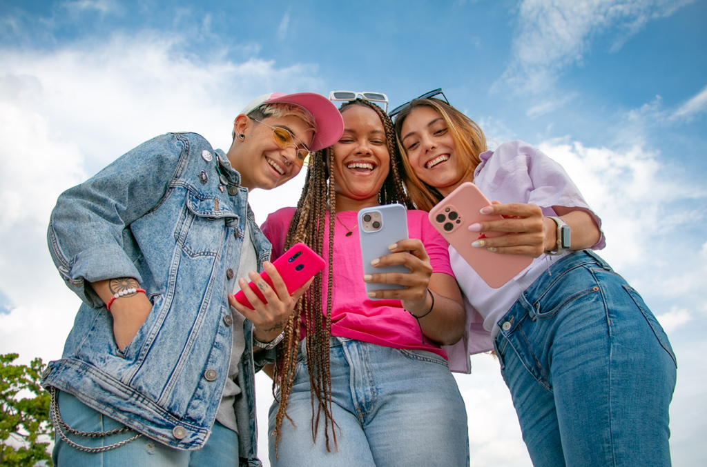 Amigas-viendo-su-Nequi-al-aire-libre-1024x677 Home