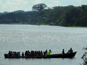 Embarcación en el río Amazonas en Leticia, fotografía de Gatocalvo de julio de 2017