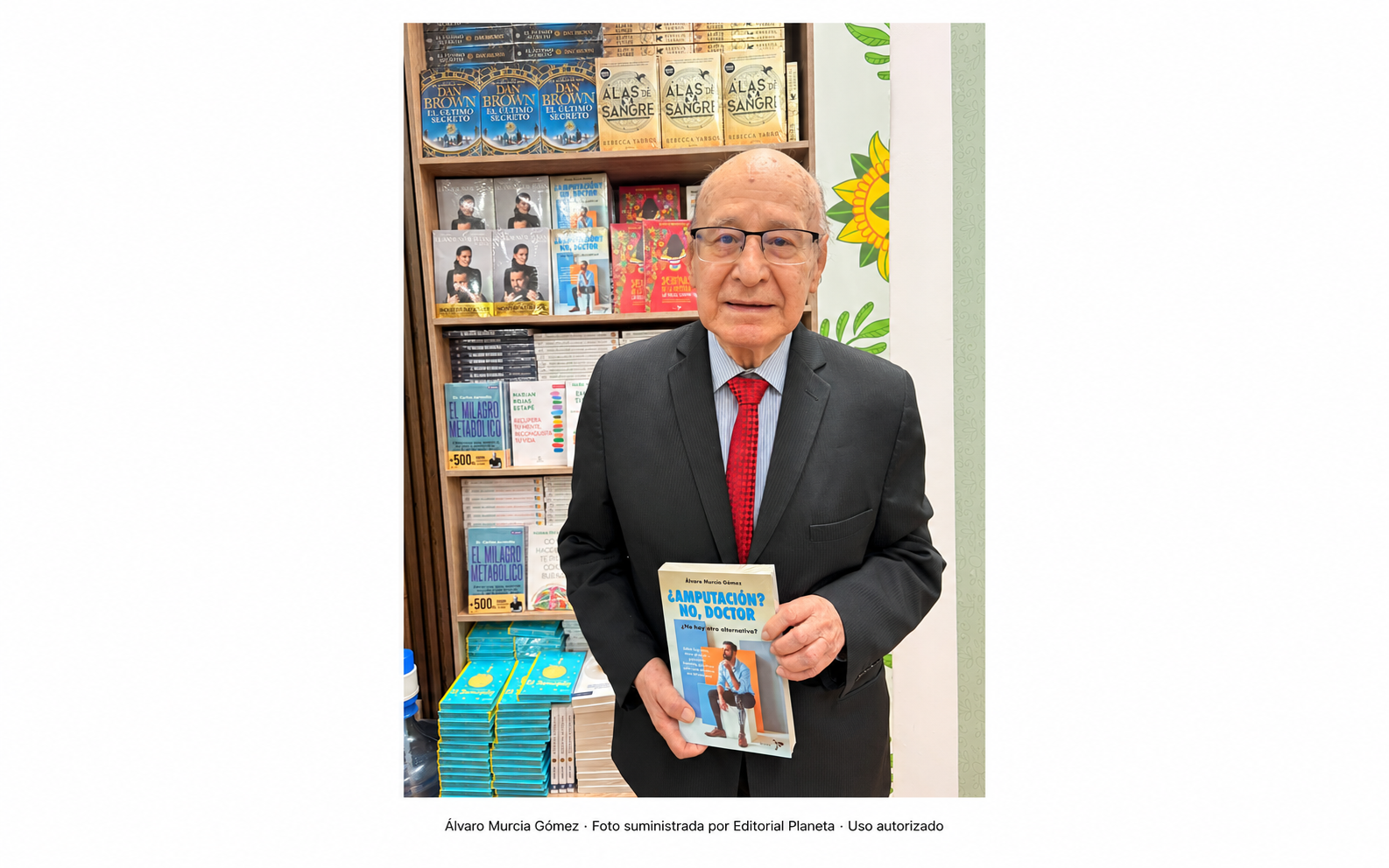 Álvaro Murcia Gómez con su libro; foto autorizada de Planeta enmarcada sobre blanco
