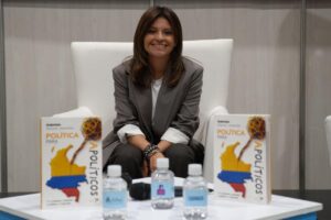 Gabriela Alonso Jaramillo junto a su libro Política para Apolíticos