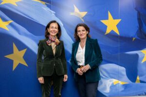Ana Botín, a la izquierda, y Teresa Ribera durante una visita a la Comisión Europea en marzo de 2025; fotografía de archivo.
