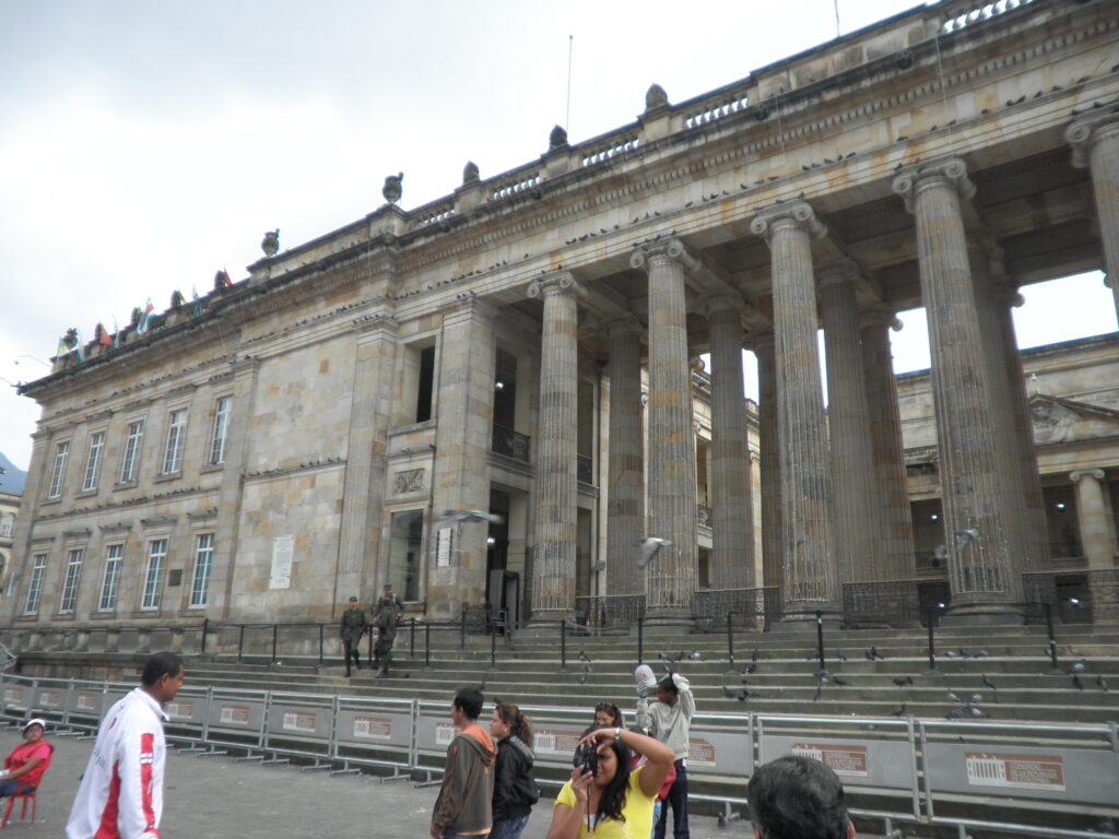 Fachada del Capitolio Nacional en Bogotá en una fotografía de archivo de 2011