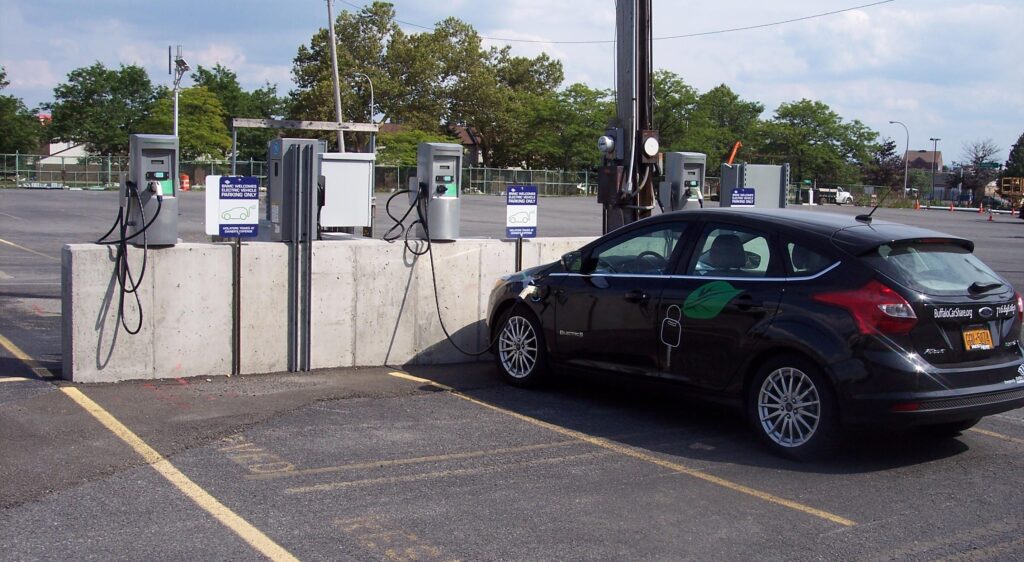 Vehículo Ford conectado a una estación de carga en Buffalo, Estados Unidos; foto temática de archivo de 2013