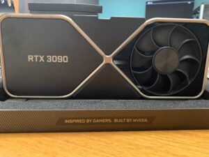 Tarjeta gráfica GeForce RTX 3090 fotografiada por Adam Kapetanakis en febrero de 2021, imagen temática sobre capacidad de cómputo