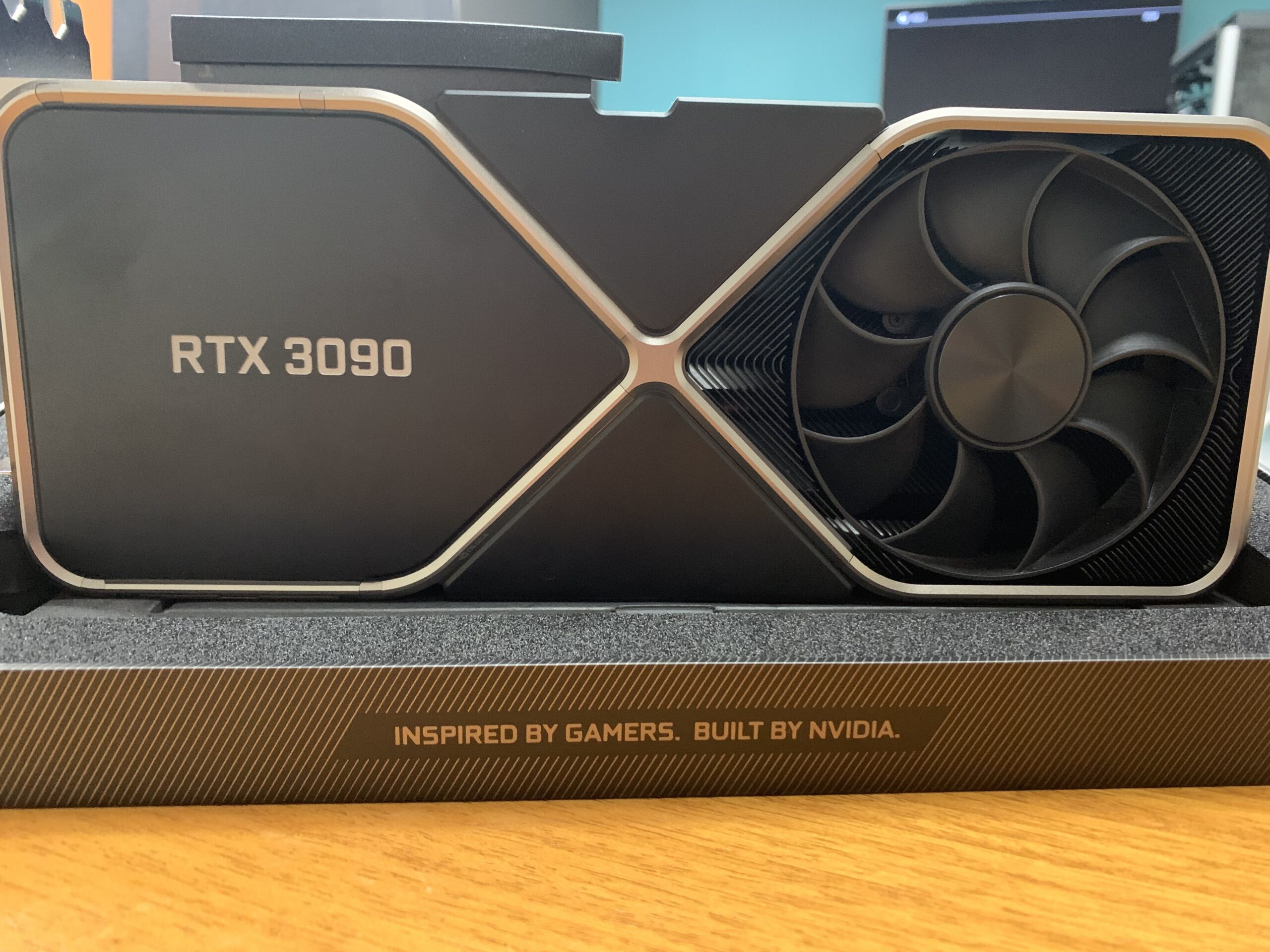 Tarjeta gráfica GeForce RTX 3090 fotografiada por Adam Kapetanakis en febrero de 2021, imagen temática sobre capacidad de cómputo