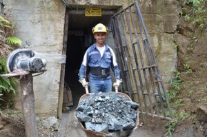 Trabajador de una mina de pequeña escala con prácticas responsables en San Roque, Colombia, en 2014; imagen de referencia ajena a Iscuandé.