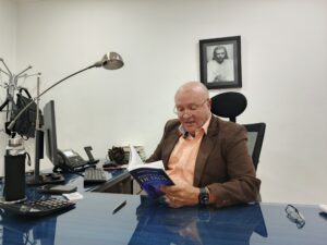 Rodrigo Ospina Zuluaga leyendo su libro Partículas de Dios
