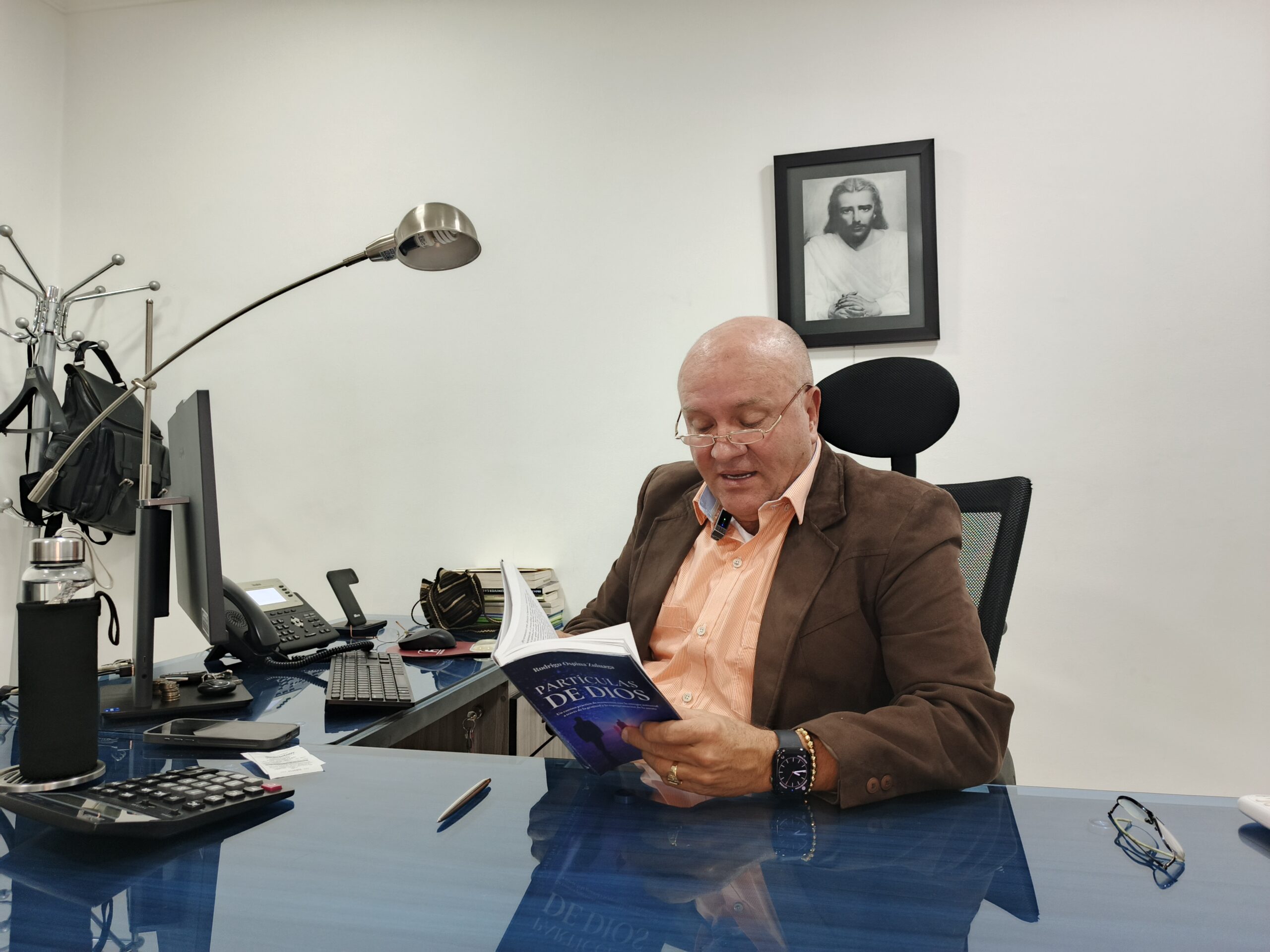 Rodrigo Ospina Zuluaga leyendo su libro Partículas de Dios