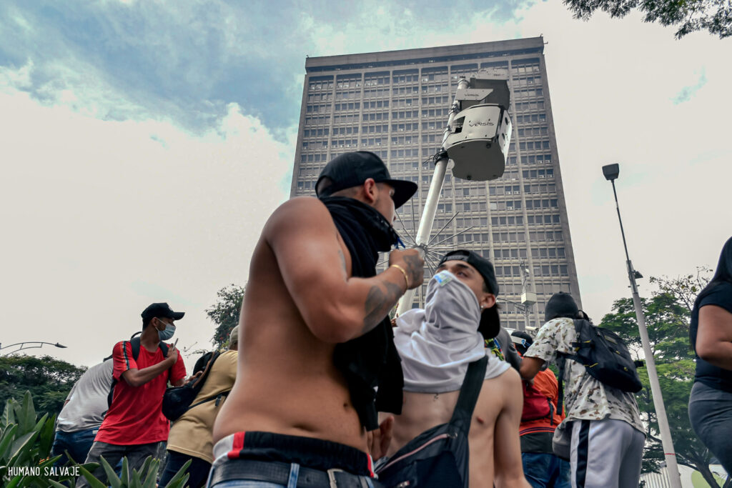 Manifestantes en Medellín el 28 de abril de 2021; fotografía de archivo de Humano Salvaje.