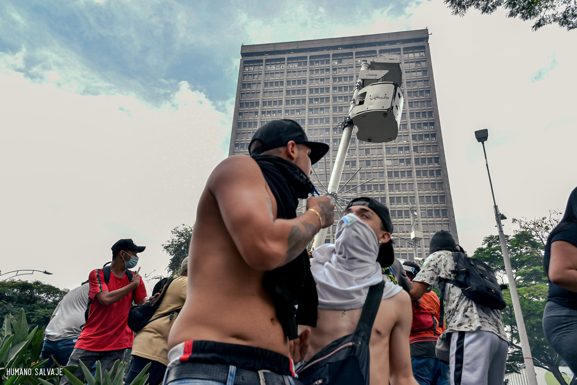 Manifestantes en Medellín el 28 de abril de 2021; fotografía de archivo de Humano Salvaje.