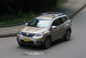Renault Duster fotografiado en Medellín en septiembre de 2022; vehículo de referencia, no el modelo del proyecto anunciado.