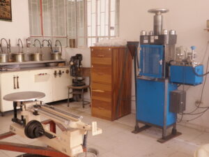 Laboratorio de Ensayo de Materiales de la Universidad Nacional de Colombia en Bogotá, fotografía temática de archivo de septiembre de 2012