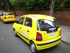 Taxis amarillos en Bogotá, fotografía de archivo de octubre de 2010; no corresponde a una protesta actual.