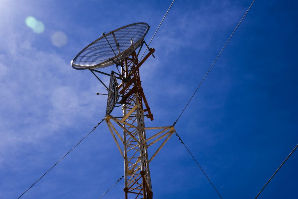 Torre de comunicaciones con antenas, fotografía temática de Circe Denyer, CC0; no identifica una instalación colombiana.
