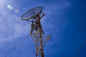 Torre de comunicaciones con antenas, fotografía temática de Circe Denyer, CC0; no identifica una instalación colombiana.