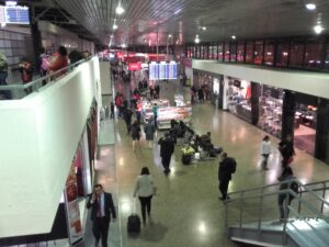 Interior del terminal aéreo El Dorado de Bogotá en junio de 2016, foto de EEIM; imagen temática sobre atención a viajeros