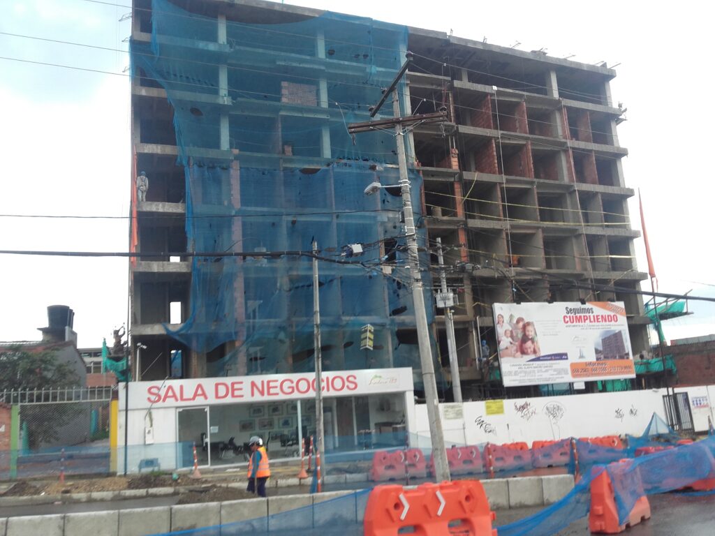Edificio en construcción en Bogotá en abril de 2018, fotografía de EEIM; imagen temática, no identifica proyectos del anuncio de Camacol