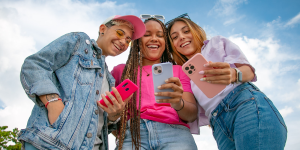 Amigas viendo su Nequi al aire libre