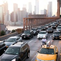 Autos en el puente de Brooklyn en Nueva York, Estados Unidos