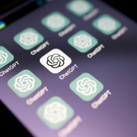Un celular en primer primerísimo plano con la app de ChatGPT