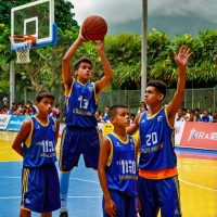 Desde la cancha El ascenso de nuevos talentos en el baloncesto colombiano