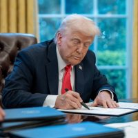 El presidente de Estados Unidos Donald Trump firmando la orden de aranceles